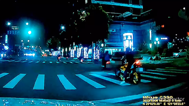 救护车鸣笛通过路口，机车骑士见状停车礼让。(翻摄脸书重机车友 ❘ 各区路况天气、资讯分享中心)