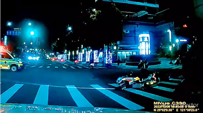 骑士遭后方机车追撞倒地。(翻摄脸书重机车友 ❘ 各区路况天气、资讯分享中心)