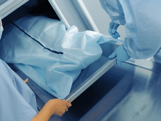 医生打算取出器捐者的待捐赠器官时，赫然发现尸体竟然流出新鲜血液，惊觉事情有异。（示意图／达志影像）