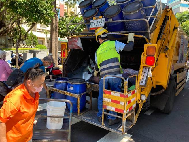 国庆3天连假将至，桃园市环保局表示，清洁队将坚守岗位，维持正常清运。（桃园市环保局提供／陈梦茹桃园传真）