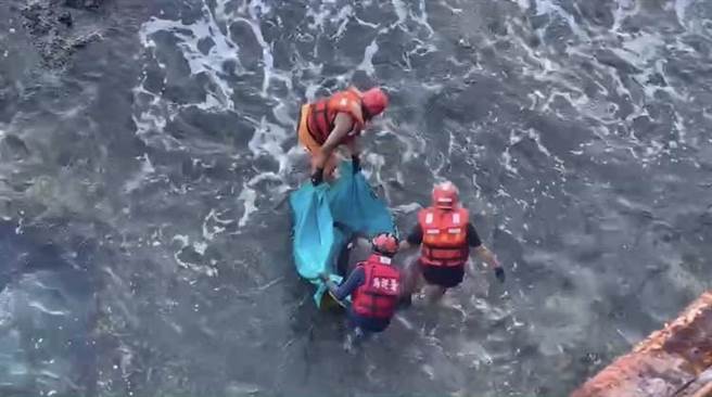 绿蠵龟受困绿岛礁岩，由海巡人员协助重返大海。（海巡署东部分署第13岸巡队提供／蔡旻妤台东传真）