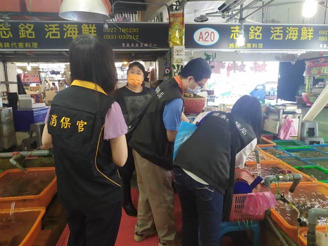 进入品尝秋蟹的好时机，新北市消保官前往渔港稽查摊商磅秤，预防消费纠纷，查验均符合规定。（新北市法制局提供）