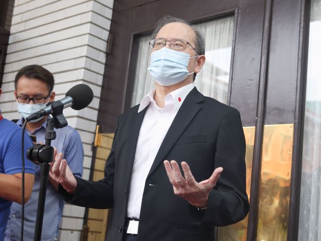 原能会主委谢晓星7日就被周刊爆料言语性骚、肢体碰触女下属一事表示，长相绝非自己挑选秘书的要件，外界对于自己疑涉性骚扰全是不实指控，会支持行政院成立调查小组，厘清案情。（杜宜谙摄）