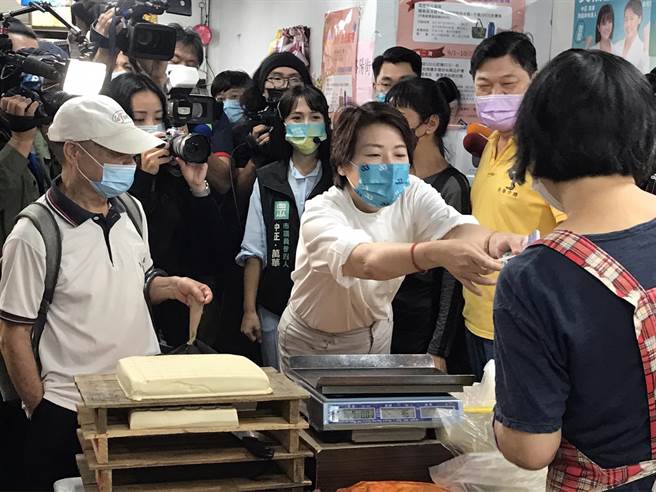 无党籍台北市长参选人黄珊珊今上午走访西寧市场。（陈薏云摄）