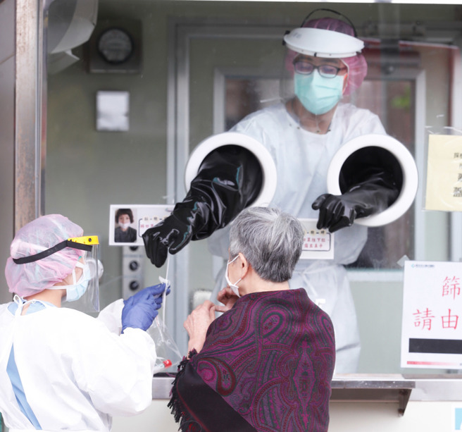 快篩後猛打噴嚏錯了，醫師透露應該要覺得喉嚨卡才對。圖為民眾接受採檢的畫面。（本報系資料照）