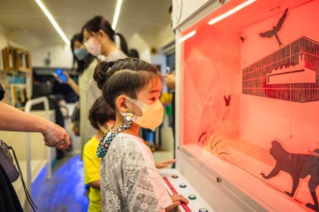 新北市客家局将在11月5日办理「作客三莺趣－禾乐嘉年华」活动，规画闯关、表演、市集、抽奖等内容，Rody跳跳马将担任大型展示装置主角，民眾只要在活动期间前往三莺特色馆舍、旅游景点，完成集章任务，就可兑换陶瓷纪念品，现场也可体验瓶装福菜、品尝客家美食福菜肉片汤，200元参与酱缸艺术还可抽iPhone13。（新北市客家局提供）