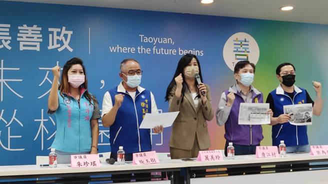 立委万美玲（中）及市议员詹江村（左二）、梁为超（左一）、徐玉树（右二）、朱珍瑶（右一）痛批政府把关出问题。（赖佑维翻摄）