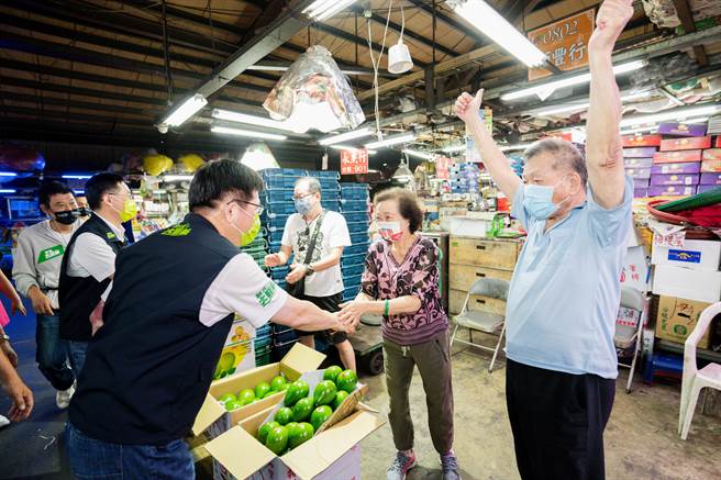 民进党新北市长参选人林佳龙7日清晨，前往三重果菜市场和摊商及採买民眾打招呼，并到市场内的福德宫参拜祈福。(林佳龙竞选办公室提供)