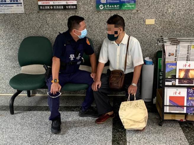 高雄52岁洪男从事数十年银行行员，数月前网路上认识女网友后，便坠入温柔乡中，险些将退休金285万元匯给女网友。所幸员警、洪男老同事、洪男父亲劝阻下，才成功阻止这场爱情诈骗。（翻摄照片／崔正纲高雄传真）