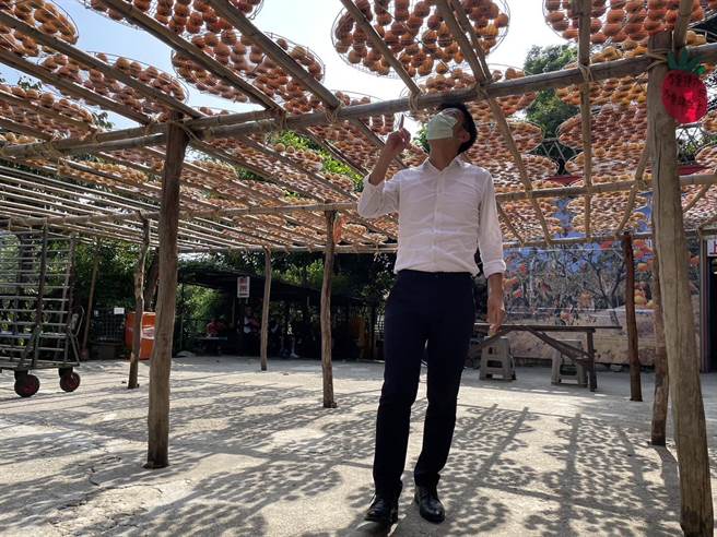 民进党新竹县长参选人周江杰走访新埔镇的大墩山休閒农业区后表示，当选后将再新增画设关西仙草、霄里溪、飞凤山等3个休閒农业区，让新竹的观光更有竞争力。（周江杰团队提供／邱立雅竹县传真）