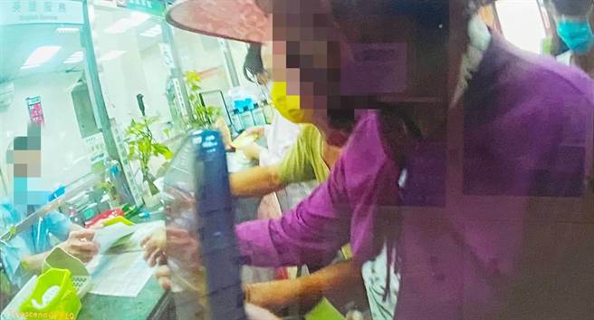 诈骗集团扮「老友」借钱，李妇受不了夺命连环Call赴邮局匯款，竟表示「不认识对方是谁」，行员机警拦下，成功组诈。（乌日警分局提供／潘虹恩台中传真）