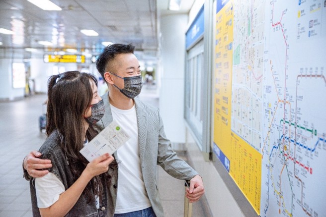 机场捷运A1、A12、A13站询问处皆有贩卖「桃园机场捷运与臺北捷运联合套票」。(图/桃园捷运公司提供)