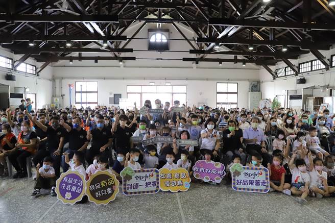 云林县府教育处今（7日）在镇西国小办理「品德教育博览会」，94岁的前镇西国小校长张茂村（第一排坐者戴绿色口罩）特地回校，他是从儿时养成良好习惯到老的最佳典范。（周丽兰摄）