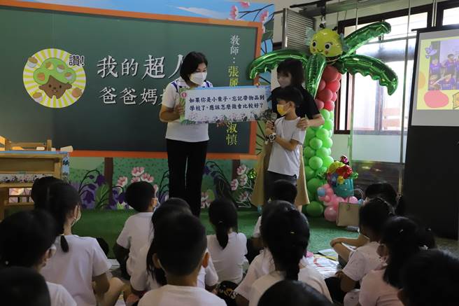 云林县品德教育推手、县长张丽善亲自为小朋友讲授「我的超人妈妈」课文。（周丽兰摄）