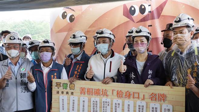 新北市平溪区的平菁桥是在地重要干道，因旧桥线型不佳，常出现人车争道、交通堵塞问题，工务局去年动工改建，今开放通车。（工务局提供）