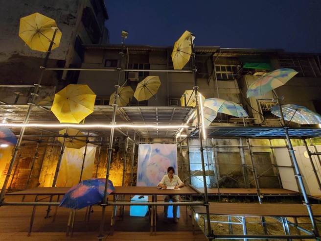 策展团队期许大家走进老巷弄遇见缤纷花伞，开启一场奇幻旅程！(台南市文化局提供／曹婷婷台南传真)