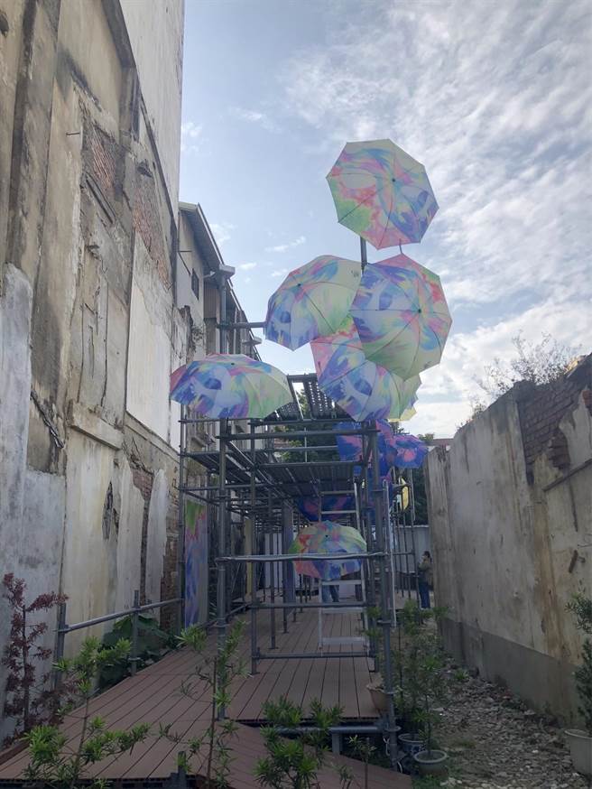 策展团队期许大家走进老巷弄遇见缤纷花伞，开启一场奇幻旅程！(台南市文化局提供／曹婷婷台南传真)