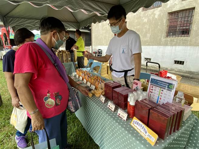 嘉義舊監連續三天展售收容人技藝實作品。（廖素慧攝）