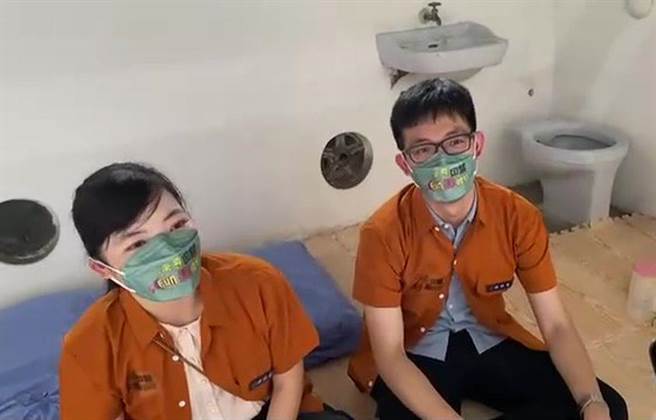 姊弟初體驗嘉義舊監囚牢心情。（廖素慧攝）
