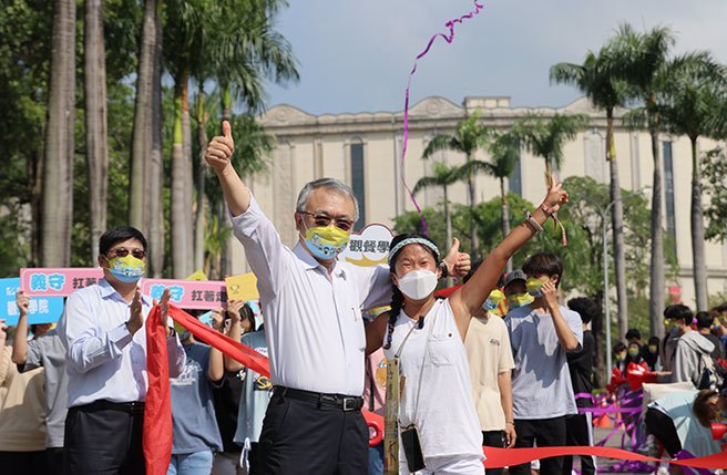 校長陳振遠(左)表示，來義大求學的港生人數為全台最多，梁凱熙求學期間表現亮眼，學校全力支持她實現夢想。(林雅惠攝)