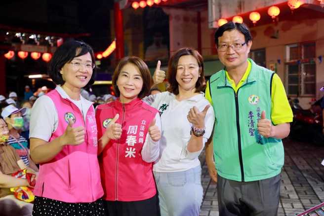 民进党屏东县长参选人周春米(左2)。(取自周春米脸书)