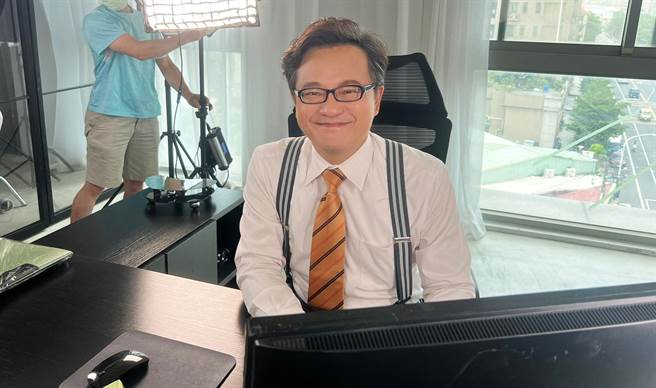 戴立纲化妆，自嘲眉毛像贴2片海苔。（中天新闻提供）