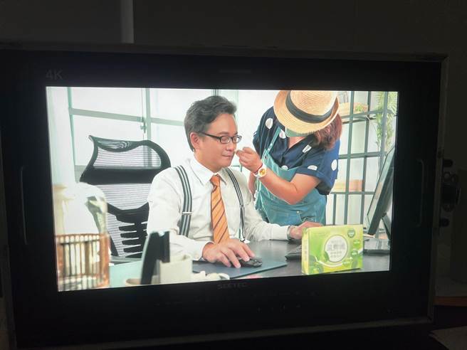 戴立纲首次上妆。（中天新闻提供）