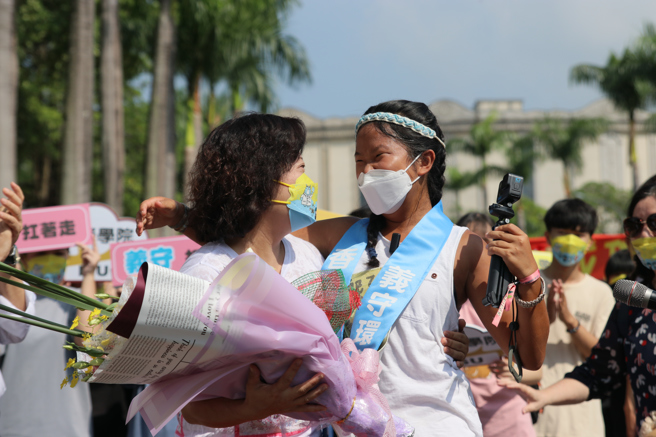 在行經屏東路途中，梁凱熙結識了阿姨Michelle，今天Michelle也特地到校歡迎她。(林雅惠攝)