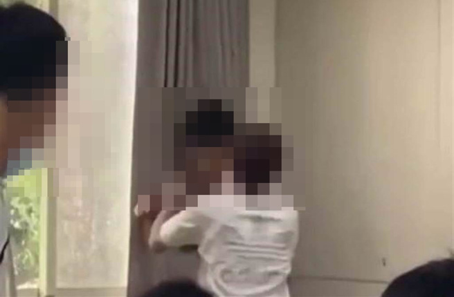 嘉义某高校疑霸凌，男同学被推挤到墙边被打腹部好几拳、遭骂三字经。（截图自读者提供影片）
