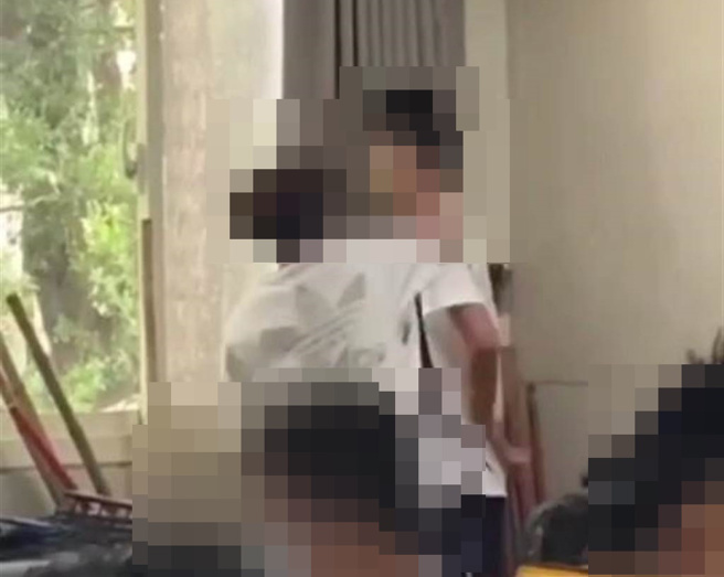 嘉义某高校疑霸凌，男同学被推挤到墙边被打腹部好几拳、遭骂三字经。（截图自读者提供影片）
