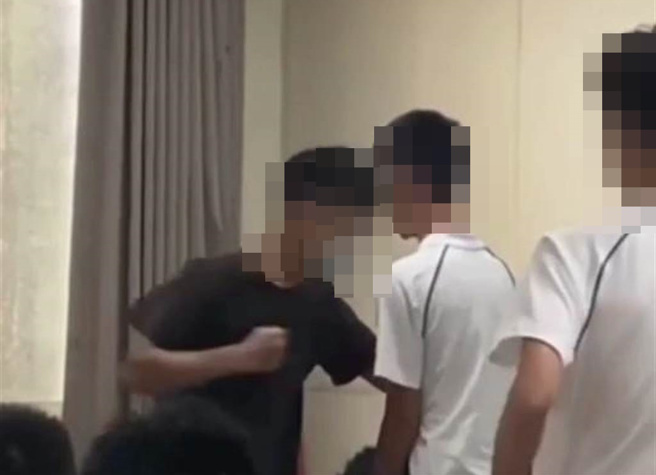 嘉义某高校疑霸凌，男同学被推挤到墙边被打腹部好几拳、遭骂三字经。（截图自读者提供影片）
