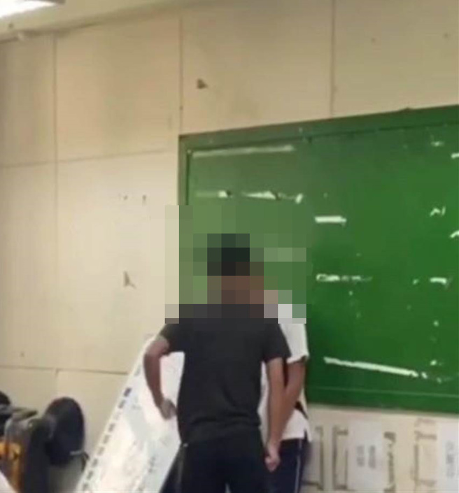 嘉义某高校疑霸凌，男同学被推挤到墙边被打腹部好几拳、遭骂三字经。（截图自读者提供影片）
