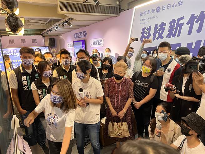 民眾党新竹市长参选人高虹安7日在东门街竞选形象馆，举办开箱媒体茶会，高虹安也带着高金素梅和柯妈，一一体验愿景馆摆放的5个科技站点。（王惠慧摄）
