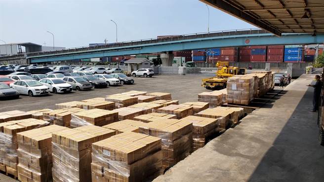 桥头地检署检察官梁咏钧、李侃颖指挥调查局、农粮署等单位，破获南投名列台湾百大茶行的谢姓业者，自越南「洗产地」走私107公吨，共计5995箱的大陆茶叶来台，混台湾茶在台贩售，检调日前到高雄市冈山区及南投县名间乡等地搜索，带回谢姓被告等人，经检方讯问后，谕知谢姓主嫌60万元交保。 (桥头地检署提供／林雅惠传真)