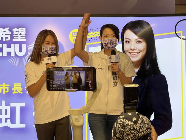 立委高金素梅（左）也讚高虹安（右）立院问政很理性、专业，是一流立委，也将优秀的年轻人推荐给新竹市。（王惠慧摄）