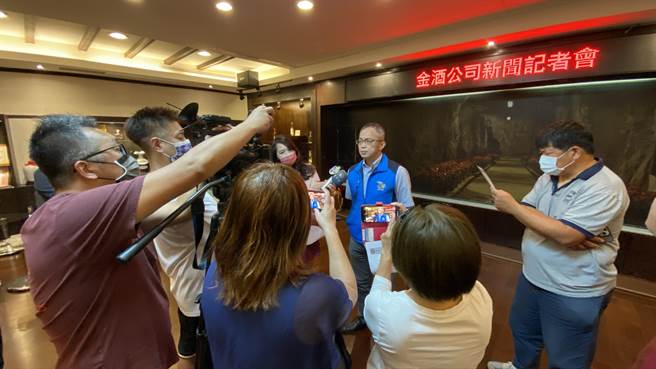 今(7)日有网路媒体报导金门县长杨镇浯父亲利用特权买酒，金酒公司紧急召开记者会说明澄清(于家麒摄)