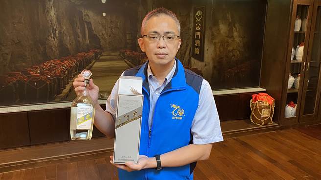 金酒公司副总陈启展说明，网媒乌龙爆料之「2019董杨童恳亲大会纪念酒」供销价格，与手中同规格产品「金门纪念酒」相同，绝无「低价供应」情事(于家麒摄)