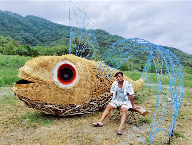 丰滨乡公所携手原住民艺术家Apo'陈绍兴，在矶崎村打造新的装置艺术「等待飞鱼」。（丰滨乡公所提供）