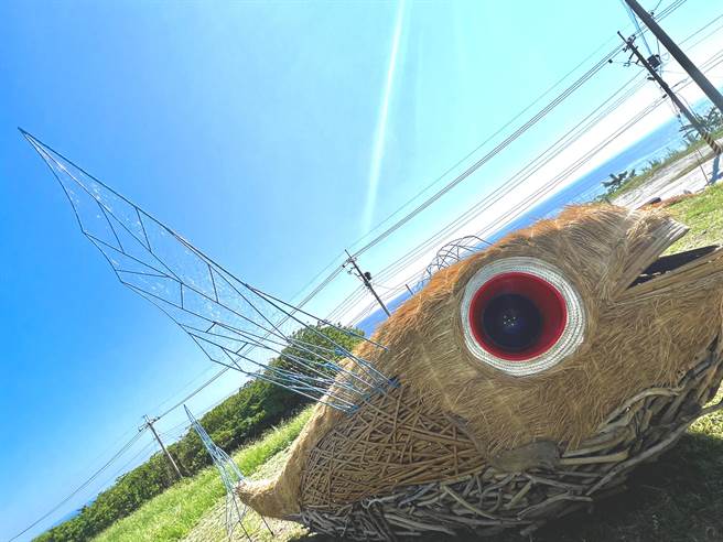 「Mitala to kakahong等待飞鱼」装置艺术作品，赶在双十连假亮相。（丰滨乡公所提供）