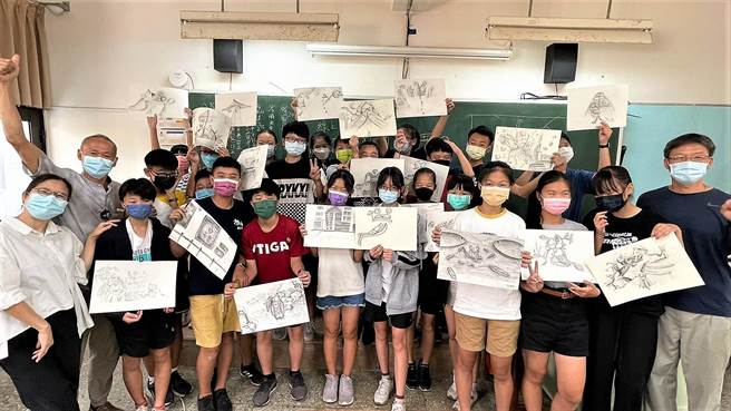 艺术家庄志辉利用这次回到故乡策展的机会，索性LongStay留在澎湖从事艺术教育扎根的工作，安排到各国中小学传授自己的绘画创意及技巧。（马公国中提供）