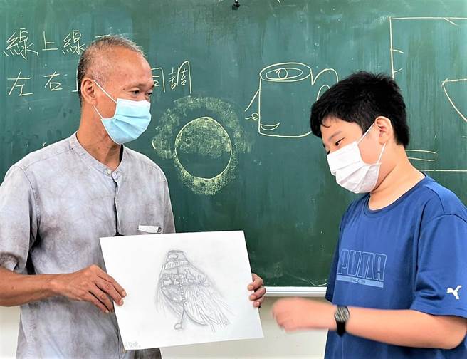 庄志辉要求同学不能用橡皮擦，摊开画纸后彷如人生的行走路径，面对困难学习一一去克服。（马公国中提供）