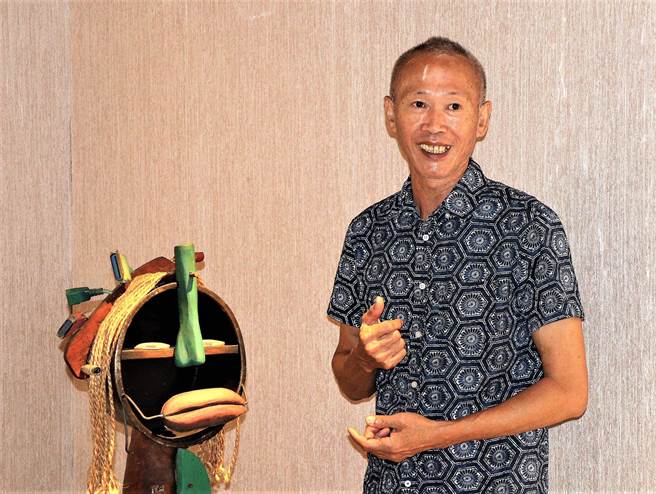 出生于澎湖锁港渔村的艺术家庄志辉，他的个展已掀起澎湖当地的艺术创作热潮，澎湖县长赖峰伟刻正推动「澎湖美术馆」兴建计画，以打造深具澎湖地方特色的展览场域。（张茂雄摄）