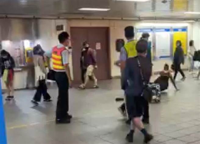 外籍男子推倒女店長。（翻攝「爆料公社」）