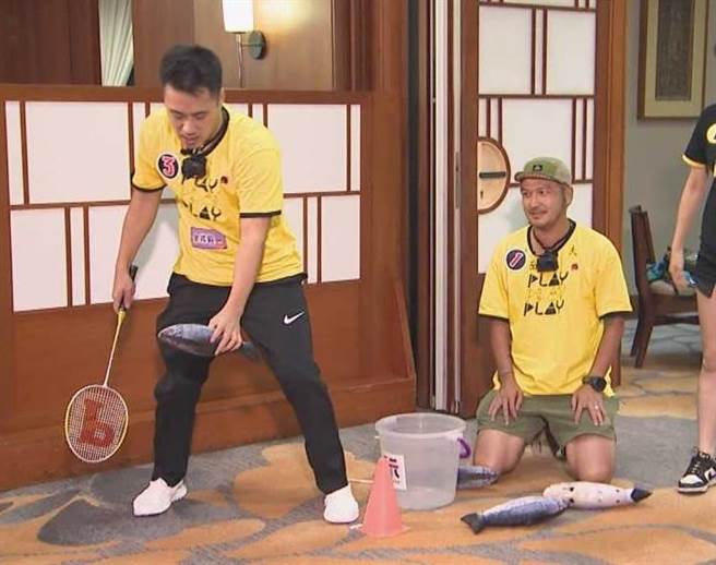 KID(右）冷眼看余祥铨频失误，最后忍不住暴走。（三立提供）