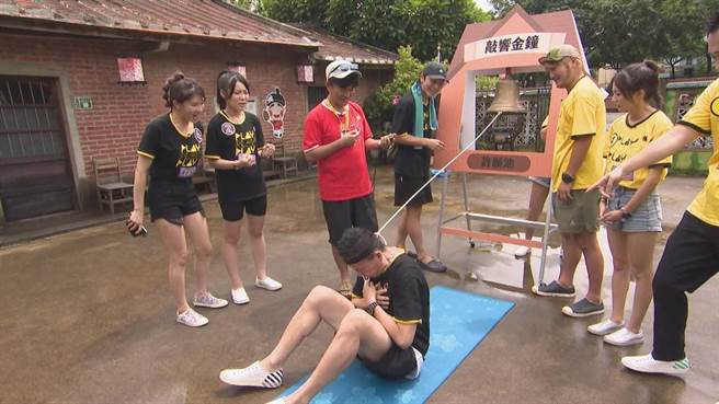 小钟挑战敲钟。（三立提供）