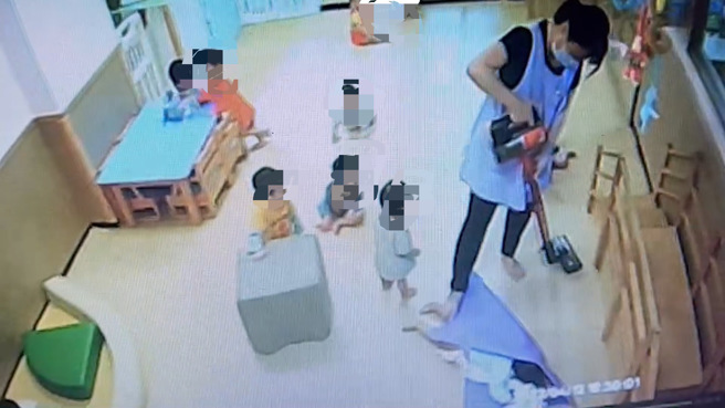 胡姓照护员用脚移开女婴身下的瑜珈垫，未查看女婴异状。（石一佑办公室提供）