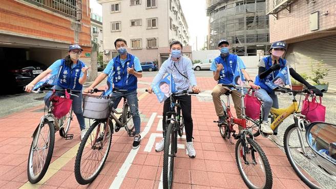 蔡宗豪（中）帶領青年軍騎腳踏車拜票。（蔡宗豪競選總部提供／程炳璋台南傳真）
