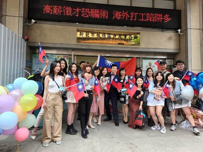 不少对新人选在双十国庆结婚生效。（板桥户政事务所提供）