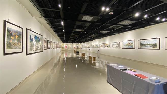 前警政署副署長蔡俊章在新北市藝文中心舉辦水墨畫展。（蔡俊章提供）