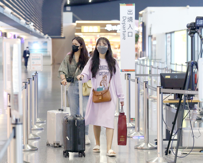 不少导游抱怨，抢不到讲习无法带团。图为旅客出境的画面。（本报系资料照） 